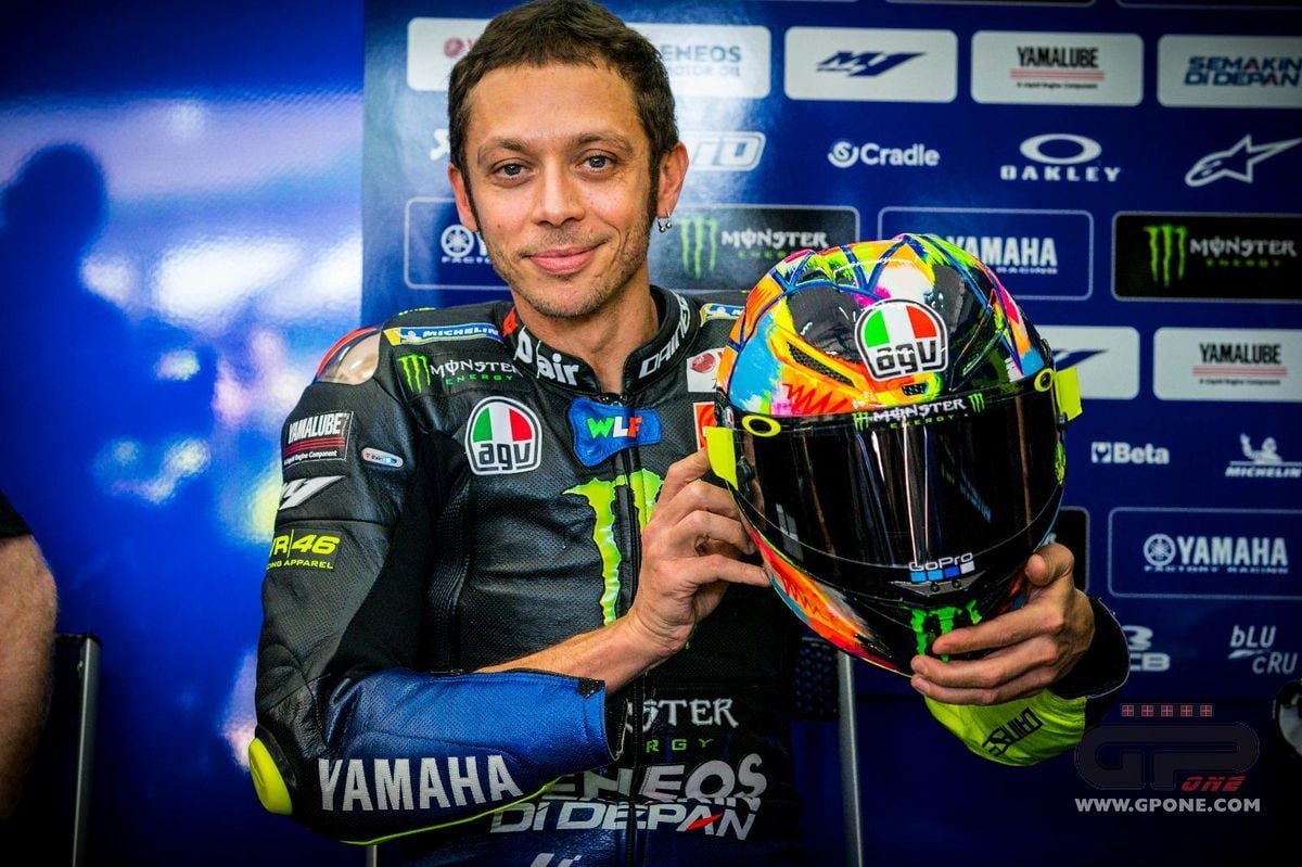 MotoGP, Rossi on the track in the Sepang test with a 'fluo' helmet |