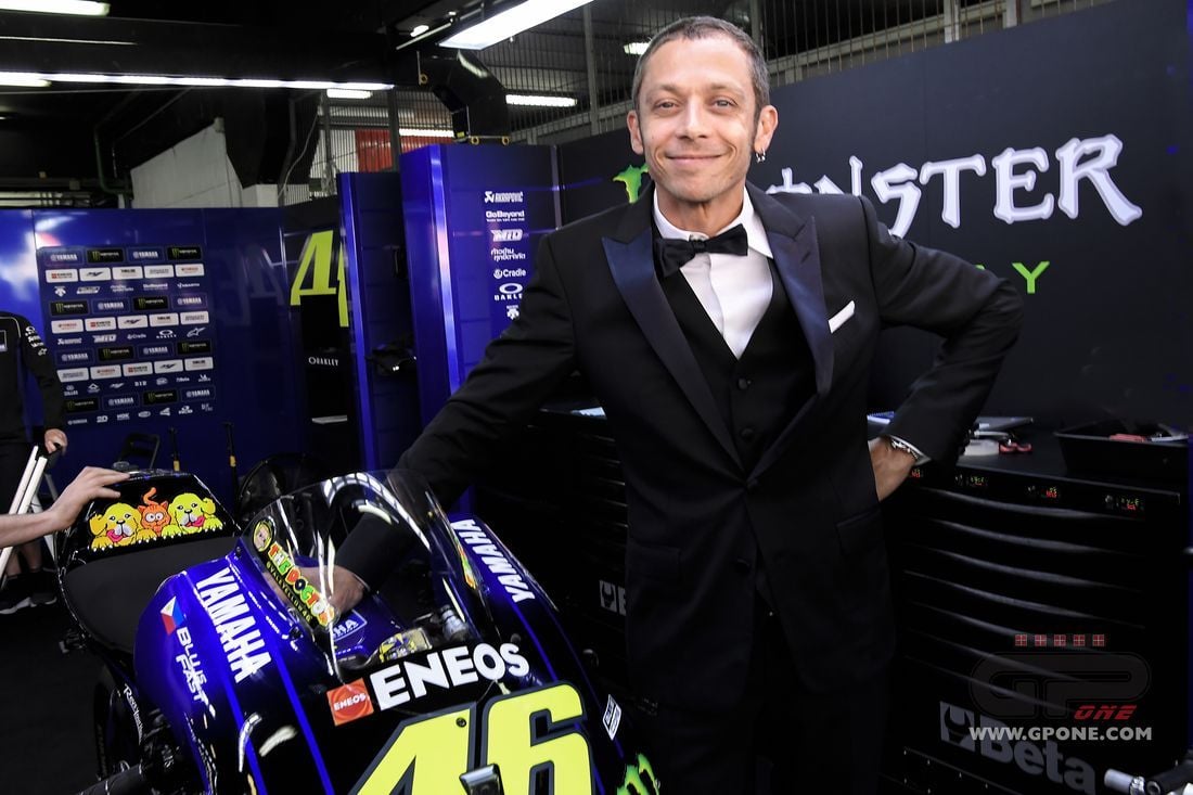 Valentino Rossi, 41, signs up for another year in MotoGP - Eurosport