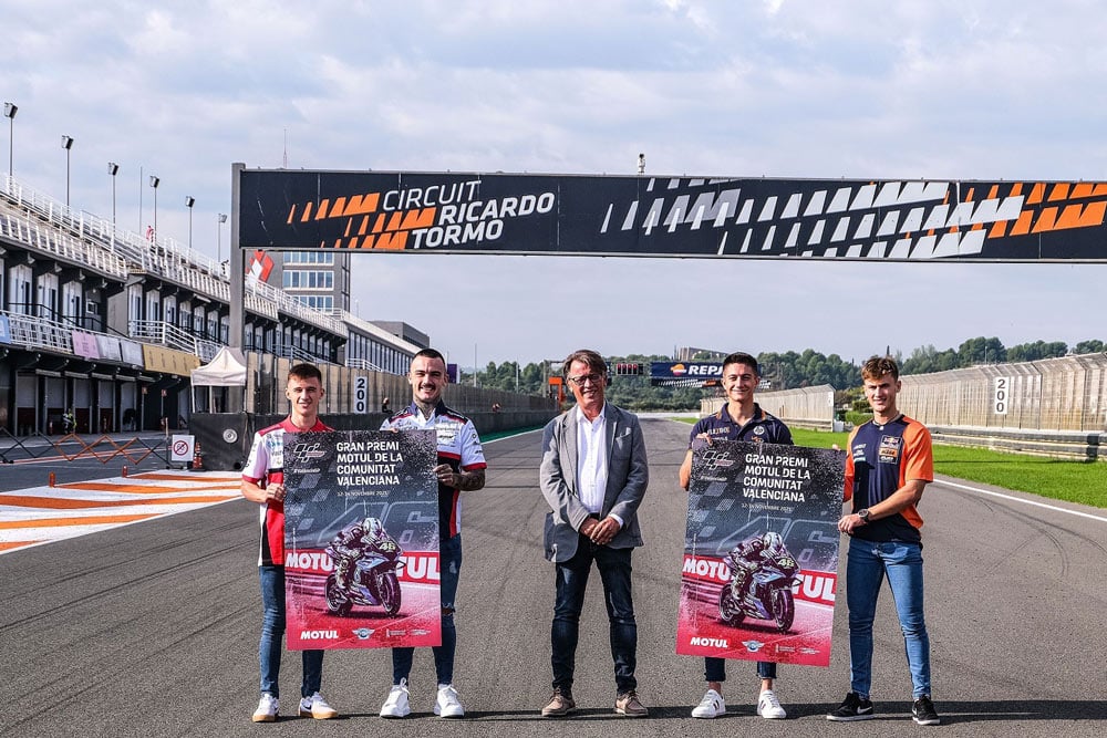 log Anger overgive MotoGP, Valencia pays tribute to Valentino Rossi by dedicating the GP poster  to him | GPone.com