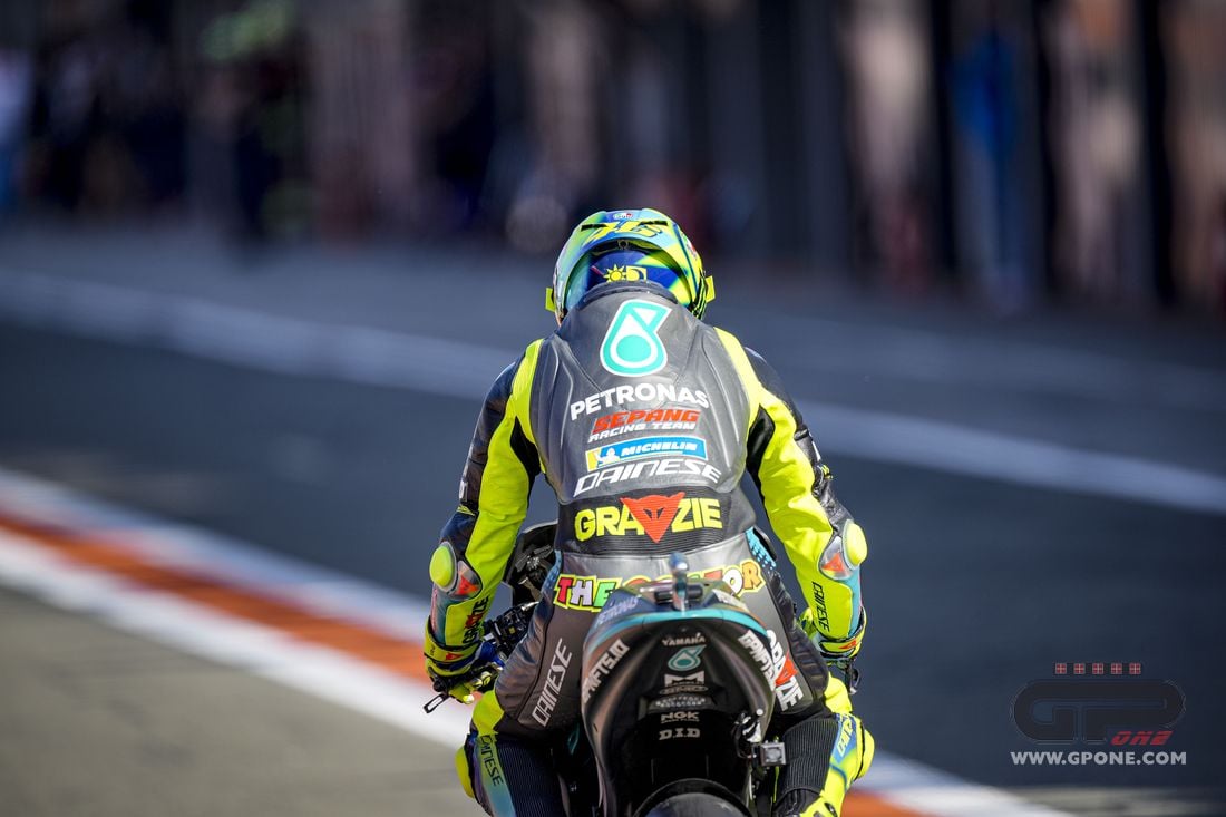 MotoGP, Valentino Rossi thanks the fans with a Thank you on his suit GPone