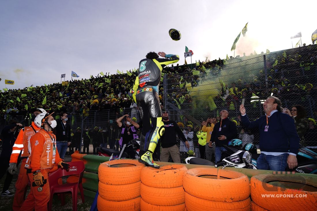 Valentino Rossi says goodbye to MotoGP