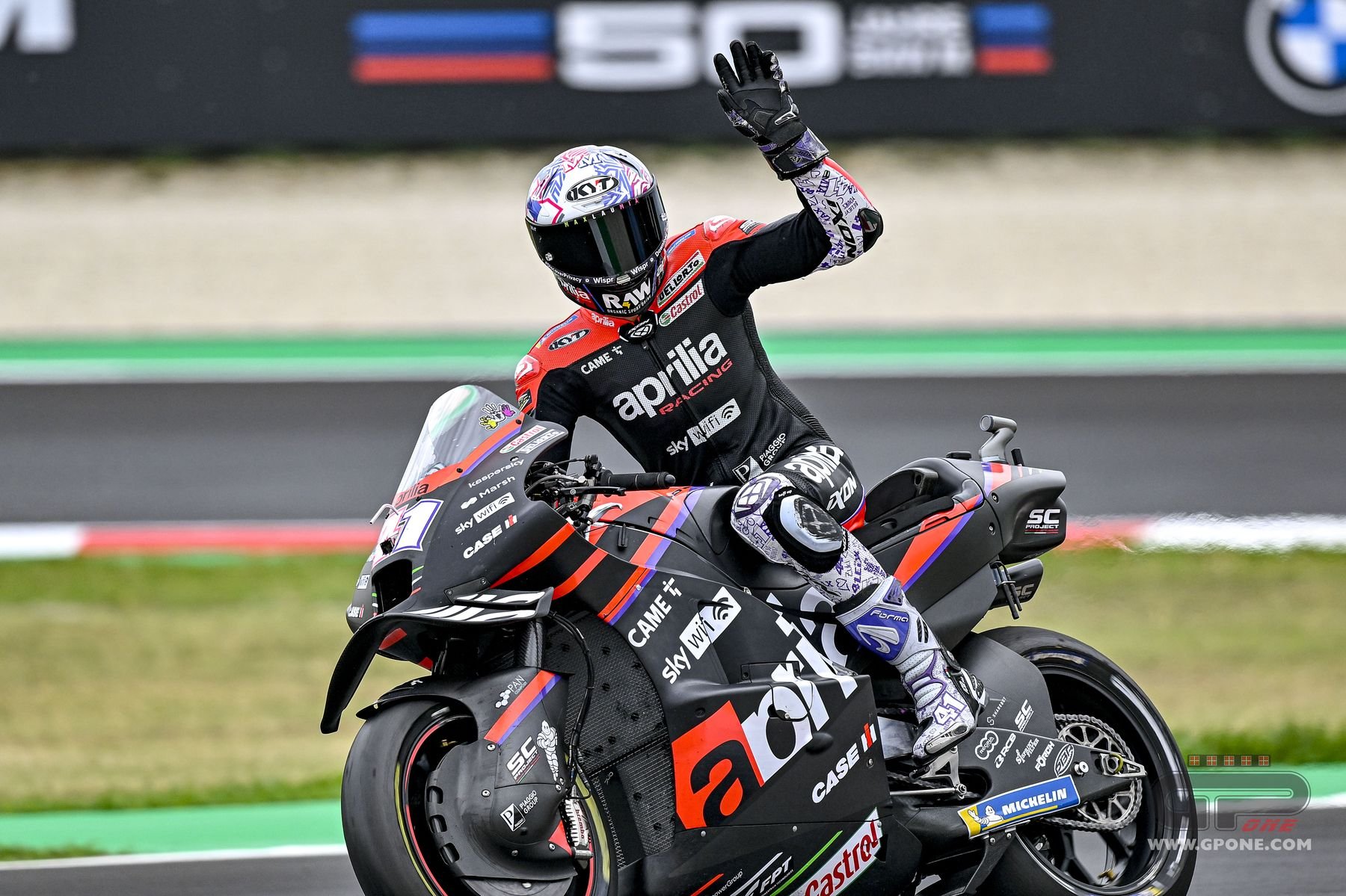 Maverick Viñales, in pista a Jerez MotoGP con il casco di Top Gun