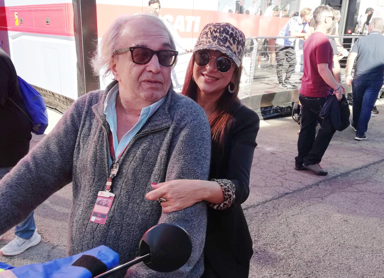 MotoGP, Carlo Pernat incontra la pornostar Selen nel paddock di Valencia |  GPone.com