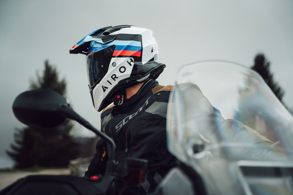 Moto - News, Airoh Commander 2: il casco crossover si rinnova profondamente