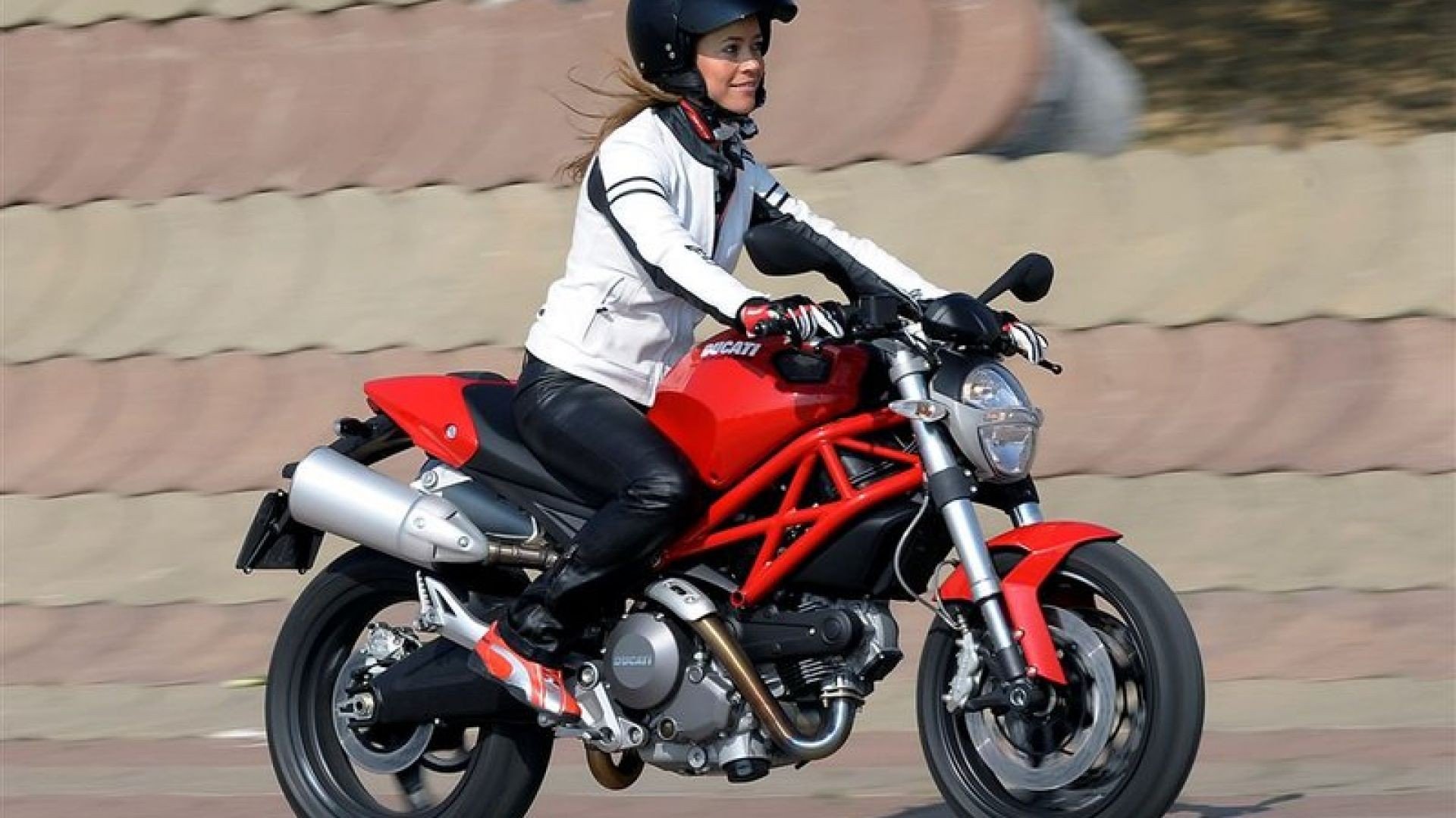 Какой мотоцикл купить новичку. Ducati Monster 696 2012. Ducati Monster 696. Ducati Monster 696 Bike. Ducati Monster 696 габариты.
