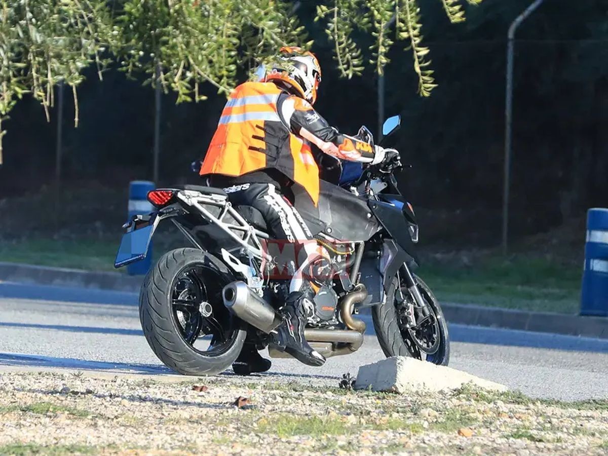 Moto News KTM 1290 Super Duke GT 2021 la sport tourer austriaca in fase test GPone